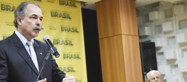 Mercadante toma posse como Ministro da Educação Mercadante toma posse como Ministro da Educação