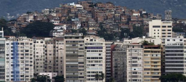 Ao fundo uma das favelas do Rio de Janeiro Ao fundo uma das favelas do Rio de Janeiro