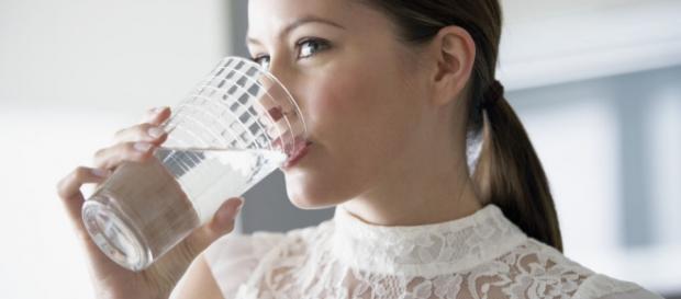 Chica bebiendo un vaso de agua Chica bebiendo un vaso de agua