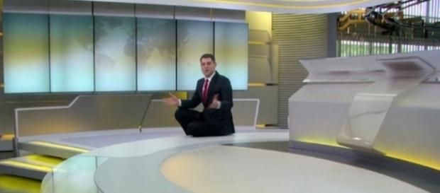 Evaristo Costa apresenta 'Jornal Hoje' sentado Evaristo Costa apresenta 'Jornal Hoje' sentado