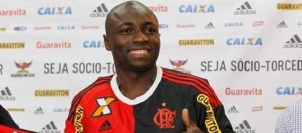 Jogador nega acusações e continua com a esposa Jogador nega acusações e continua com a esposa
