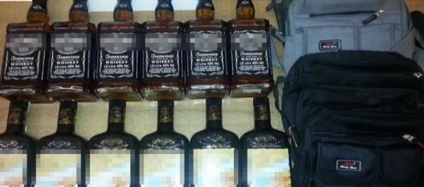 Le bottiglie di liquore sotto sequestro Le bottiglie di liquore sotto sequestro