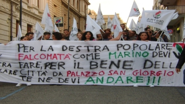 Un corteo infinito chiede le dimissioni
