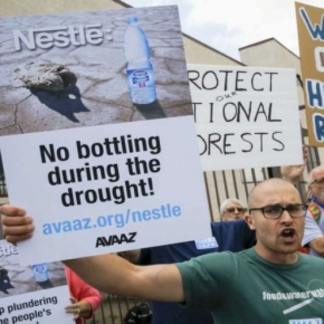 Protestas delante de la multinacional Nestlé