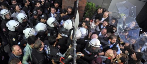Scontri tra manifestanti e polizia turca