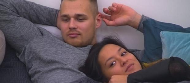 Big Brother-Bewohner Christian und Maria schmusen. Big Brother-Bewohner Christian und Maria schmusen.