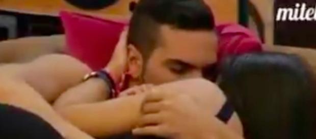 Suso y Raquel besándose en GH 16 Suso y Raquel besándose en GH 16