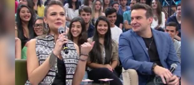 Thaís Pacholek anuncia gravidez no Altas Horas Thaís Pacholek anuncia gravidez no Altas Horas