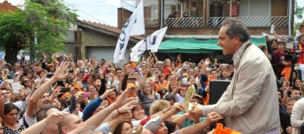 Trabajadores y jubilados acompañan a Scioli Trabajadores y jubilados acompañan a Scioli