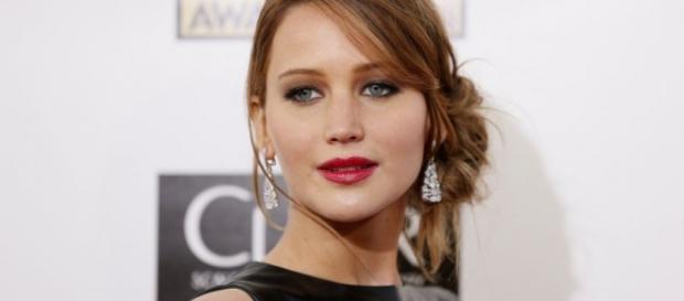Jennifer Lawrence voltou a cair no tapete vermelho Jennifer Lawrence voltou a cair no tapete vermelho