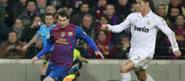 Messi y Cristiano disputan un balón Messi y Cristiano disputan un balón
