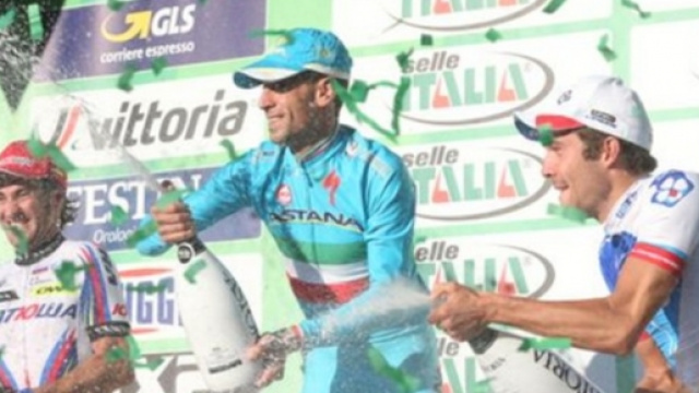 Vincenzo Nibali sul podio del Lombardia