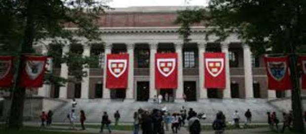 A universidade de Harvard é a primeira da lista A universidade de Harvard é a primeira da lista