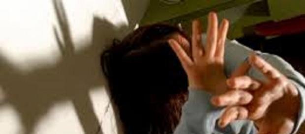 Calabria, ragazza violentata nell'androne. Calabria, ragazza violentata nell'androne.