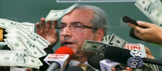 Cunha foi alvo de "chuva de dólar" em protesto Cunha foi alvo de "chuva de dólar" em protesto