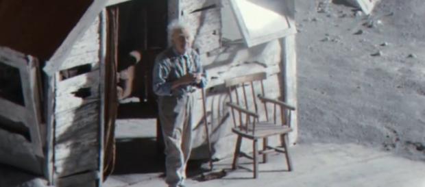 L'anziano nella sua casa sulla luna L'anziano nella sua casa sulla luna