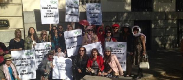 Manifestantes de rasgos asiáticos de Vox. Manifestantes de rasgos asiáticos de Vox.