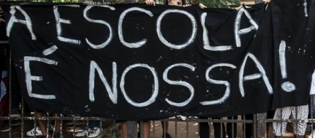 Várias faixas foram feitas pelos manifestantes Várias faixas foram feitas pelos manifestantes