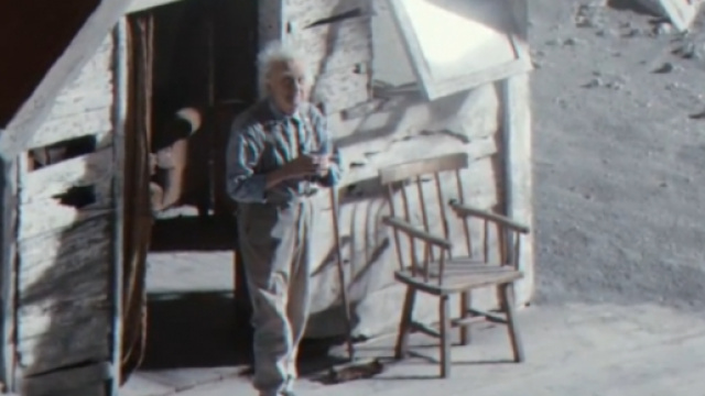 L'anziano nella sua casa sulla luna