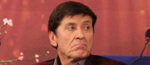 Gianni Morandi durante una conferenza stampa