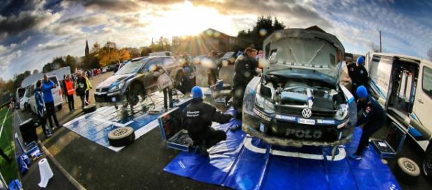 As viaturas de Ogier e Latvala na assistência As viaturas de Ogier e Latvala na assistência