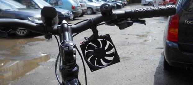 Cargador de móbil que funciona con una bicicleta Cargador de móbil que funciona con una bicicleta