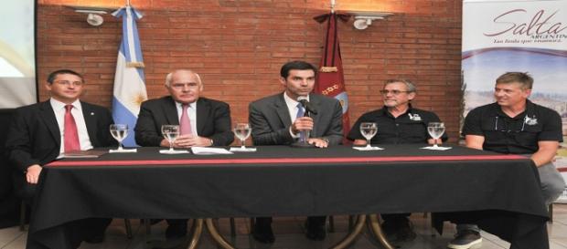 El Gobernador Urtubey junto a los organizadores El Gobernador Urtubey junto a los organizadores