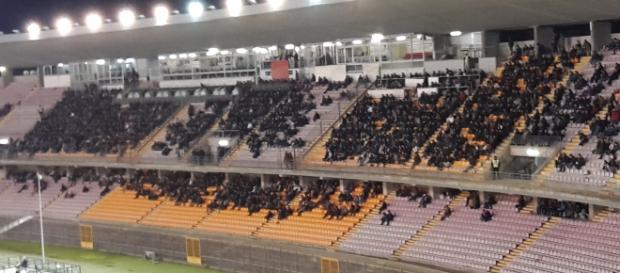 I tifosi salentini assiepati sugli spalti. I tifosi salentini assiepati sugli spalti.