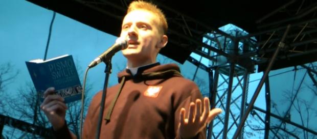 Ksiądz Jacek Międlar podczas przemówienia. Ksiądz Jacek Międlar podczas przemówienia.