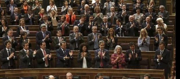 La bancada popular aplaudiendo a Rajoy La bancada popular aplaudiendo a Rajoy