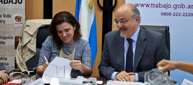 Lucresia Cardoso y Carlos Tomada dando la firma Lucresia Cardoso y Carlos Tomada dando la firma