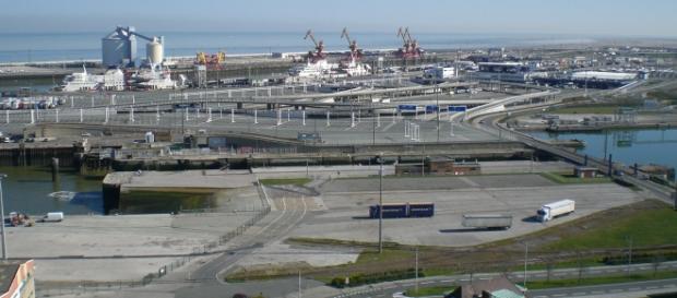 Portul Calais, punct de plecare pentru imigranţi Portul Calais, punct de plecare pentru imigranţi