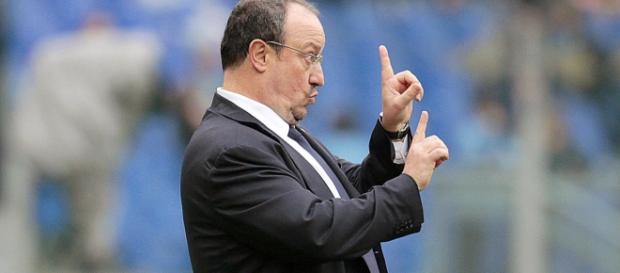 Rafa Benítez da instrucciones a los suyos. Rafa Benítez da instrucciones a los suyos.