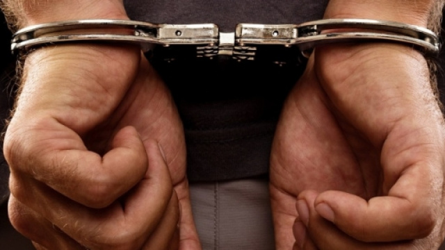 Un'immagine di un uomo in manette