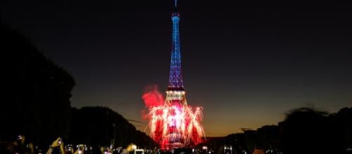 La Tour Eiffel è stata spenta in segno di lutto.