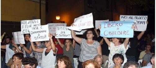 Gruppo di studenti e insegnanti in protesta