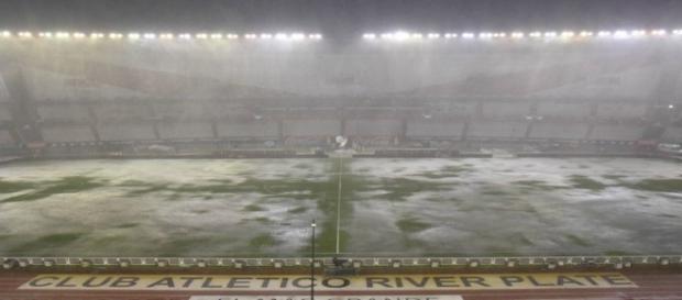 Campo demonstrava péssimas condições de jogo Campo demonstrava péssimas condições de jogo