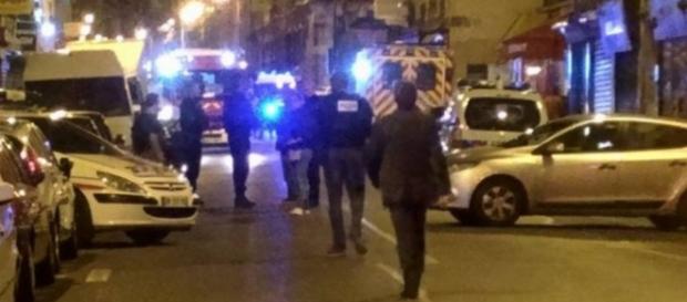 Homens armados fazem ataques simultâneos em Paris Homens armados fazem ataques simultâneos em Paris