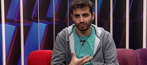 Imagen de Quique dentro de la casa. Imagen de Quique dentro de la casa.