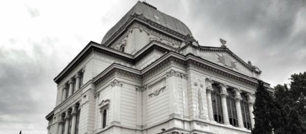 La sinagoga di Roma a pochi passi dal Tevere. La sinagoga di Roma a pochi passi dal Tevere.