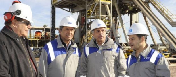 Macri va por la venta de YPF, habló con FMI Macri va por la venta de YPF, habló con FMI