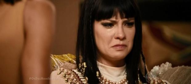 'Rainha Nefertari' tira tudo e fica sem roupa 'Rainha Nefertari' tira tudo e fica sem roupa