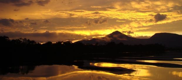 Un atardecer en Canaima, Venezuela Un atardecer en Canaima, Venezuela