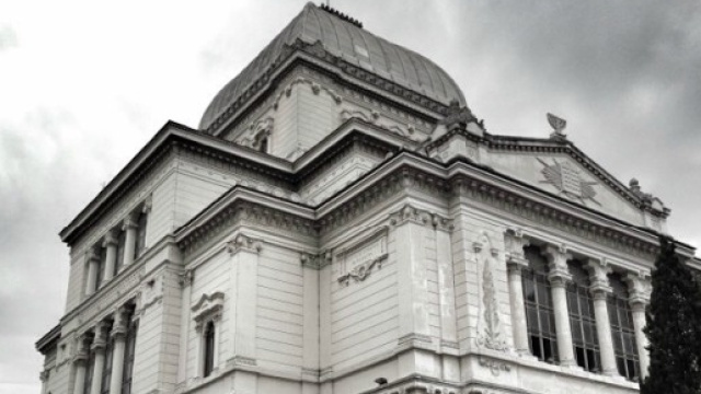 La sinagoga di Roma a pochi passi dal Tevere.