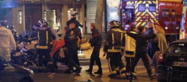 Attacco Isis a Parigi: feriti fuori dal Bataclan Attacco Isis a Parigi: feriti fuori dal Bataclan