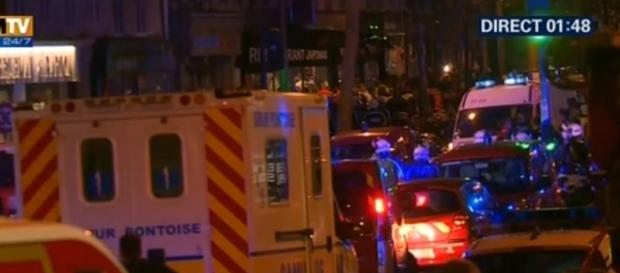 Il corteo di polizia scorta il presidente Hollande Il corteo di polizia scorta il presidente Hollande
