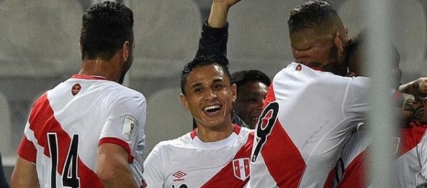 Peruanos comemoram gol contra o Paraguai Peruanos comemoram gol contra o Paraguai