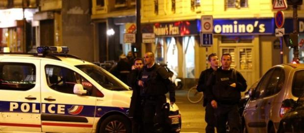 Policjanci na miejscu ataku terrorystycznego. Policjanci na miejscu ataku terrorystycznego.