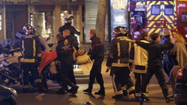 Attacco Isis a Parigi: feriti fuori dal Bataclan