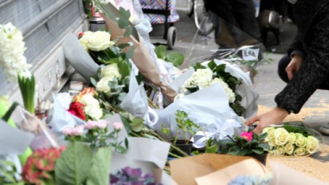 La Francia e Parigi non si piegano.